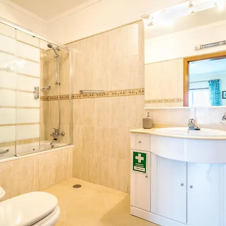 Pool View 2 Bedroom 1st Floor Apartment, Oasis Parque Near Alvor At14 Apartament Portimão